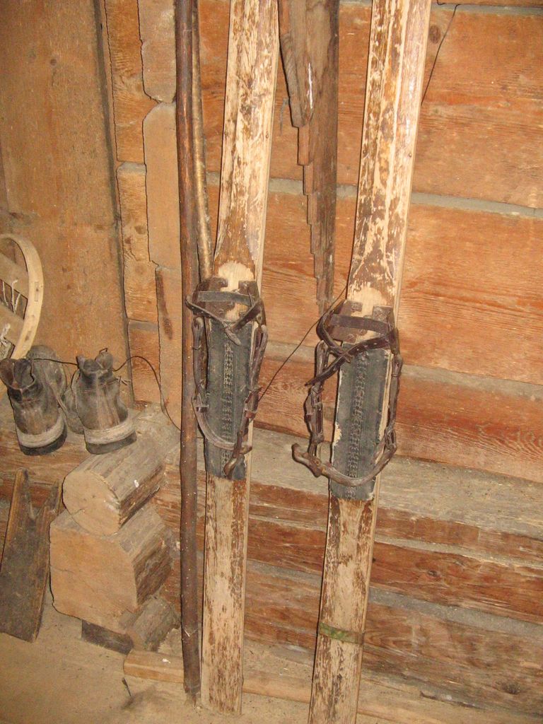 File:Pocar Homestead Mojstrana 2007 Skis.jpg