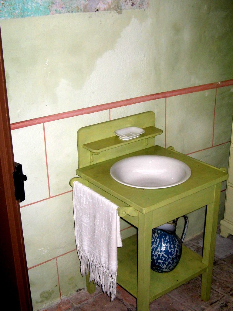 File:Miner's House Idrija 2007 sink.JPG