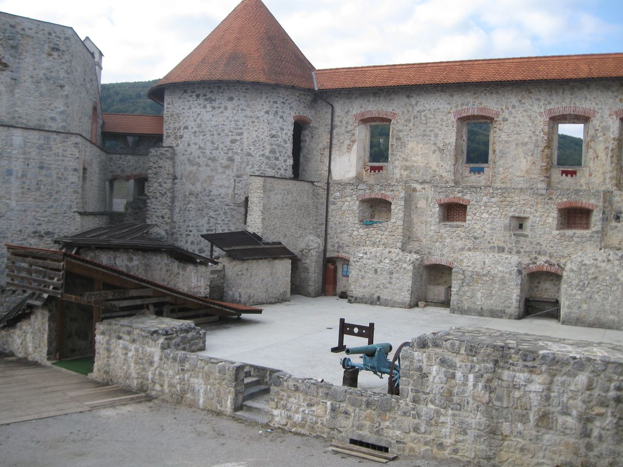 File:Zuzemberk Castle 2011.jpg