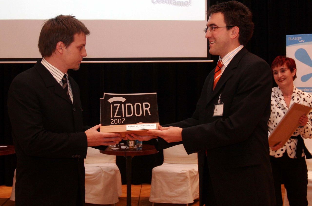 File:Izidor Award 2007.jpg