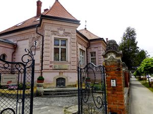 <!--LINK'" 0:81--> in the Oskar Laubhaimer's neo-baroque villa from 1906.