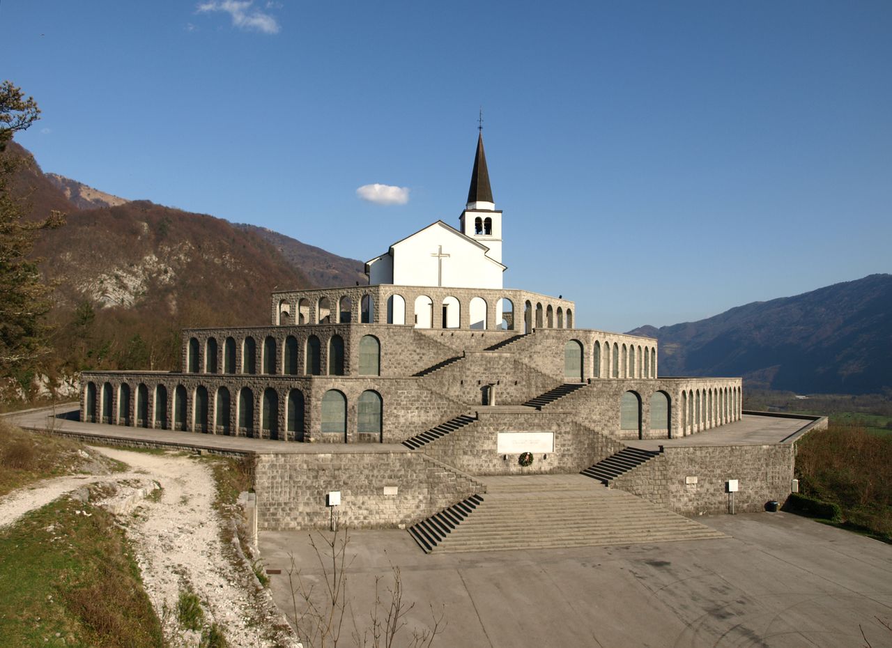 File:Kobarid Museum 2005 Italian ossuary.jpg