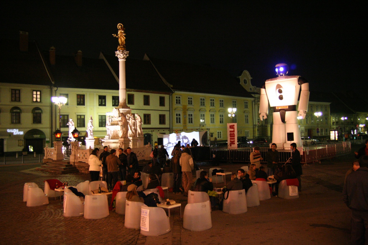 File:KIT-RoboVox.jpg