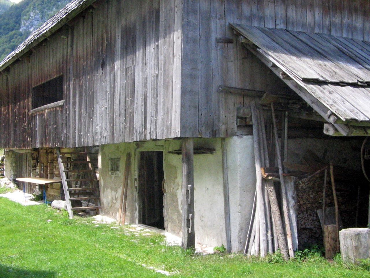 File:Pocar Homestead Mojstrana 2007 Outbuilding.jpg