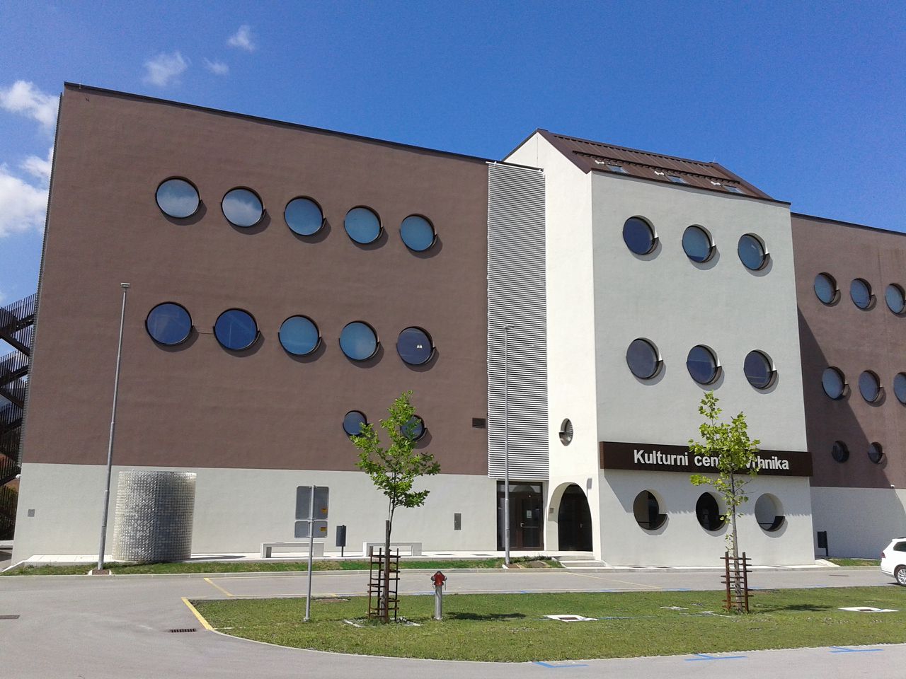 File:Cankar's Library Vrhnika 2016 outside.jpg